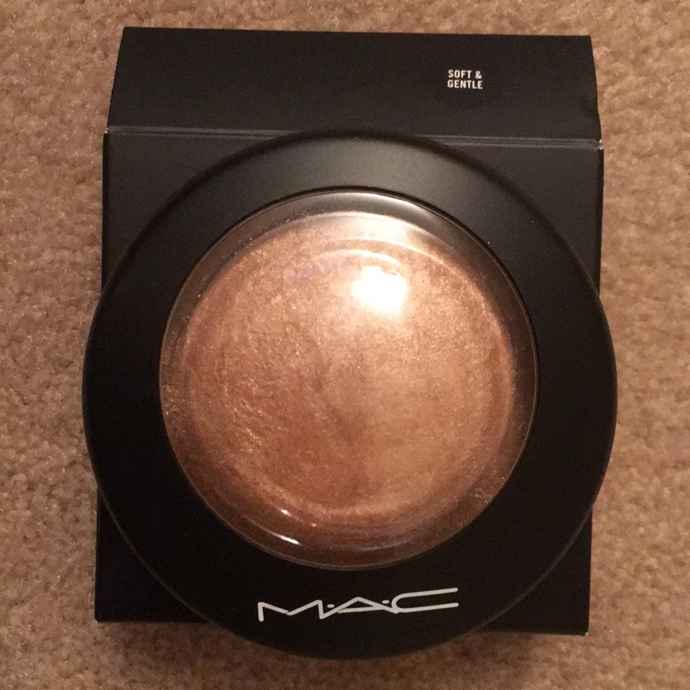 NEW. MAC Cosmetics luminous Powder/Bronzer